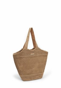 Bolso tote de paja trenzada en marrón claro con patrón texturizado; cuenta con dos asas de tela resistentes y una apertura superior horizontal.