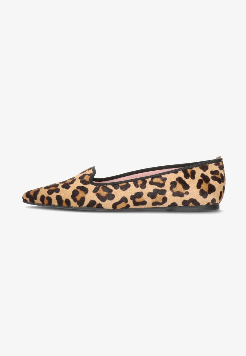 Ballenförmiger Schuh mit Leopardenmuster, spitz zulaufender Zehenpartie, aus weichem Stoff, schwarzem Rand und einem schlanken Design. Geeignet für die Freizeit.