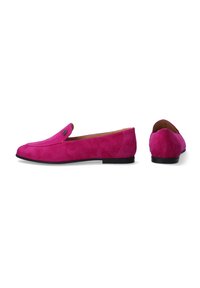 Fuchsia suede loafers met een spitse neus, minimale stiksels en een klein decoratief embleem aan de zijkant. Platte zwarte rubberen zolen.