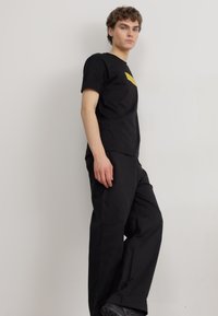 Calvin Klein RAISED RUBBER LOGO - Marškinėliai su spaudiniu - black