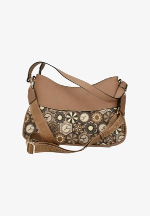 Borsa marrone con parte superiore curva, caratterizzata da una sezione inferiore decorata con motivi geometrici in crema, marrone e oro. Tracolla regolabile inclusa.
