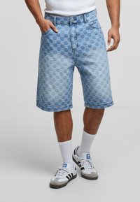 Denim shorts med et lyseblåt, tekstureret m�ønster, der ligner honningkage, med et klassisk fem-lomme-design og lige ben.
