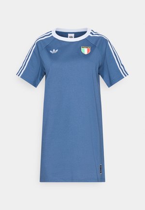 Camiseta azul de algodón con cuello blanco y tres rayas en los hombros. Cuenta con el escudo del equipo nacional de Italia en el pecho. Mangas cortas, corte holgado.
