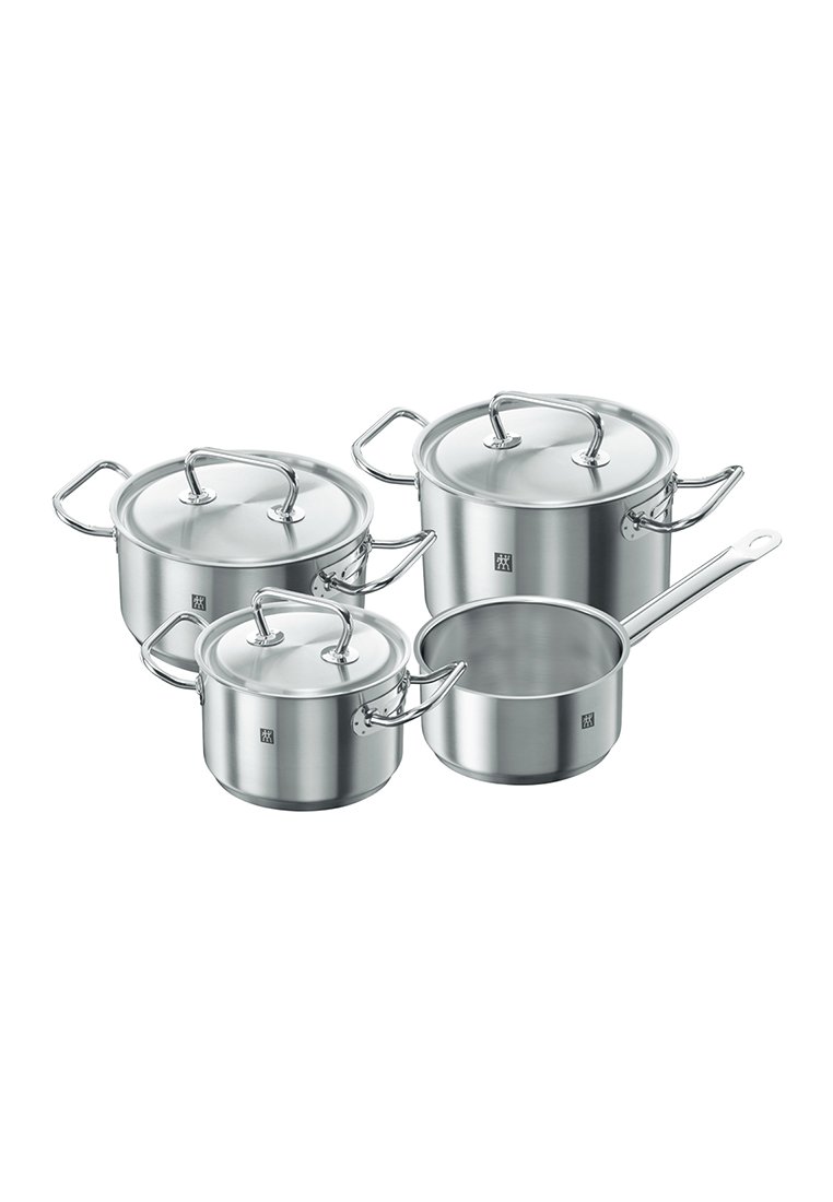 Quatre casseroles en acier inoxydable avec couvercles. Deux grandes casseroles, une moyenne et une petite casserole. Surfaces lisses avec des poignées en métal courbées.