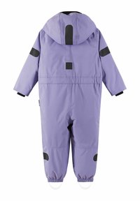 Fioletowy kombinezon z kapturem, czarne akcenty na ramionach i nadgarstkach, elastyczne mankiety oraz ściągacz w talii dla lepszego dopasowania.