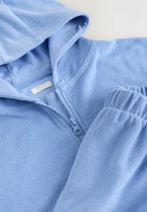Svetlomodrá mikina na zips vyrobená z mäkkej látky, s kapucňou a elastickými manžetami. Detail so zipsom umožňuje jednoduché obliekanie. Viditeľná etiketa.