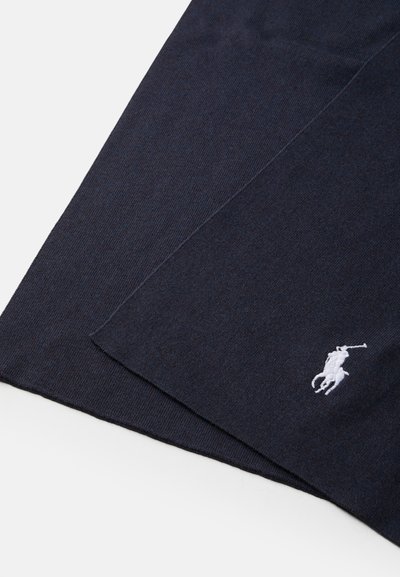 Cachecol de malha azul escuro com uma textura suave, apresentando um pequeno logótipo de jogador de polo branco bordado em um dos cantos.