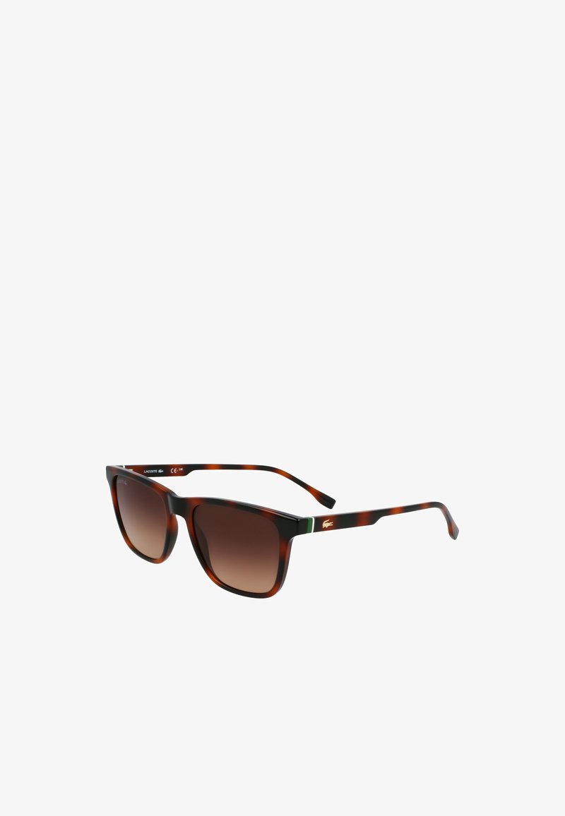 Brązowe okulary w kształcie kwadratu w kolorze tortoise z gradientowymi szkłami. Zawierają zielone i złote akcenty na ramionach. Lekka plastikowa oprawka.