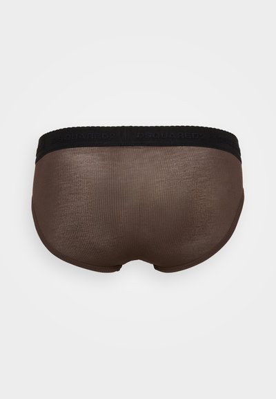 Chiloți maro cu textură netedă, brâu elastic negru cu branding. Prezintă un design fără cusături și un croi mediu.