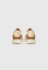 Sneaker rosa e beige con tomaia in suede texturizzato e tessuto liscio, suola bianca spessa e un discreto marchio sul tallone.