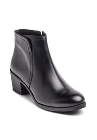 Bota de cuero negro hasta el tobillo con punta redonda, tacón bloque de altura media y un acabado liso. Presenta un diseño simple con acentos mínimos.