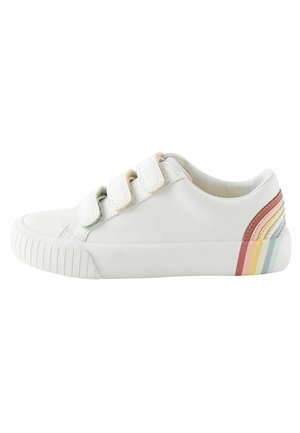 Weiße Sneaker mit drei Klettverschlüssen, glatter Ledertextur und einem mehrfarbigen gestreiften Akzent an der Rückseite. Runde Zehenpartie und gerippte Sohle.