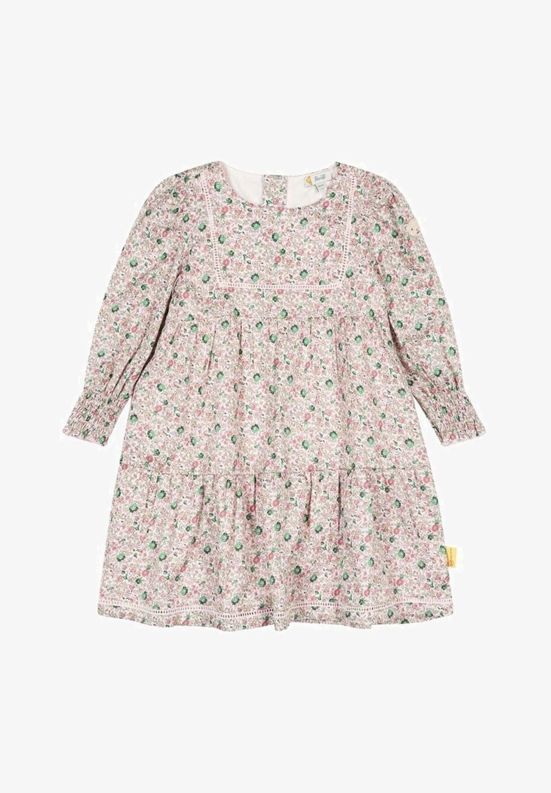 Robe florale à manches longues, fond rose, fleurs vertes et roses, poignets smockés, jupe à volants et dentelle le long du buste.