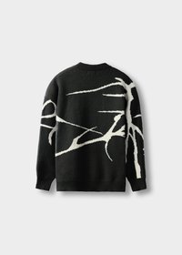Suéter negro de punto con un patrón abstracto en forma de ramas blancas en la parte trasera y las mangas, con cuello, puños y dobladillo acanalados.