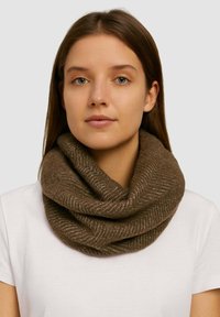 Sciarpa infinita marrone lavorata a maglia con motivo a spina di pesce testurizzato, indossata sciolta intorno al collo, con una lieve lucentezza e una finitura morbida.