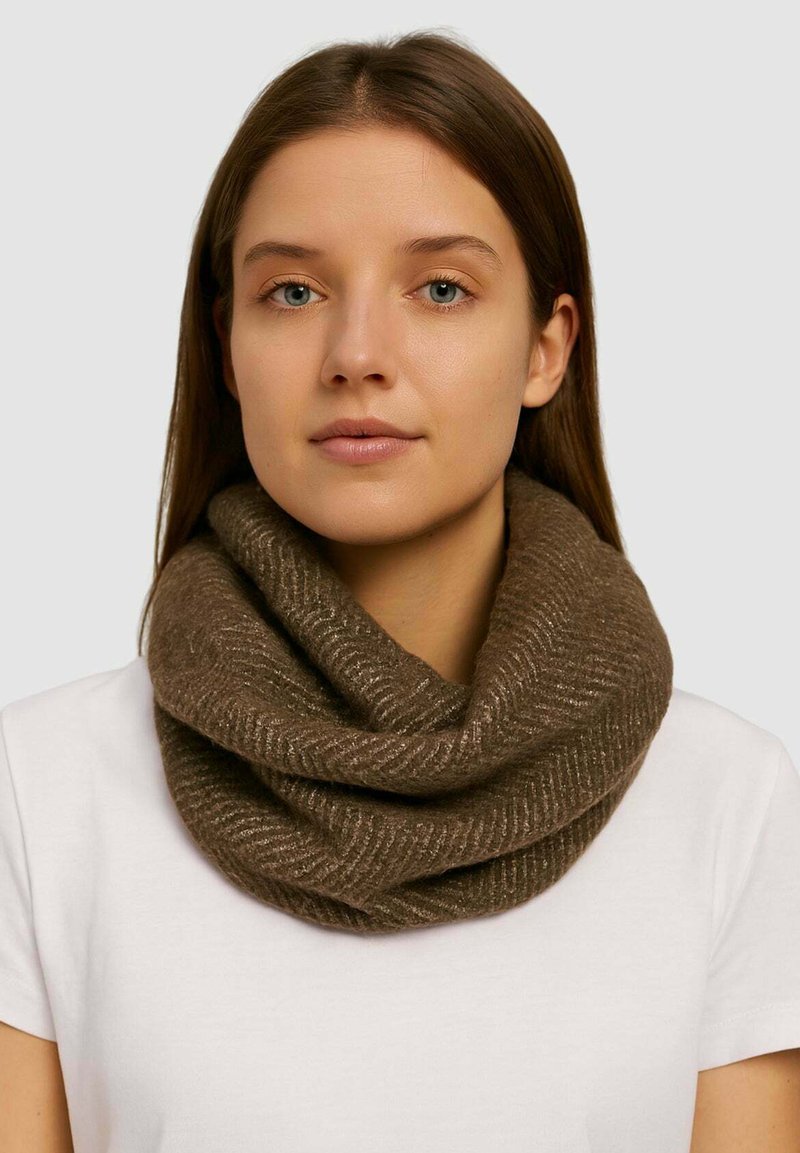 Sciarpa infinita marrone lavorata a maglia con motivo a spina di pesce testurizzato, indossata sciolta intorno al collo, con una lieve lucentezza e una finitura morbida.