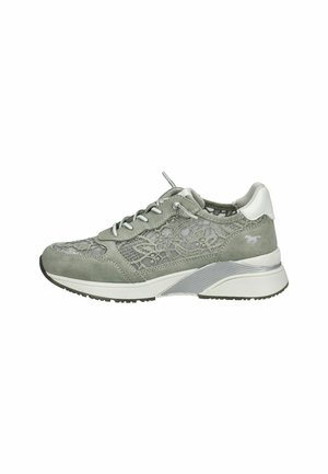 Baskets gris clair avec des détails en daim et en mesh, fermeture à lacets, accents texturés et semelle en caoutchouc blanc pour la stabilité et le confort.