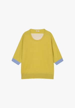 Geel gebreide trui met korte mouwen, voorzien van lichtblauwe manchetten. Ronde halslijn en een losse pasvorm, met een gladde textuur overal.