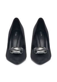 Cizme negre din suede cu toc înalt și vârf ascuțit, având un accent mare din cristal transparent pe partea superioară. Captuseală interioară netedă.