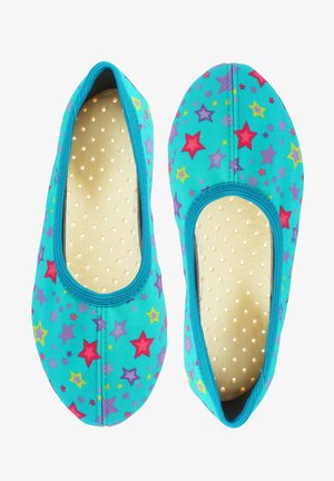 Chaussures légères à enfiler en tissu, avec une base turquoise ornée de motifs multicolores d'étoiles et une semelle intérieure perforée beige.