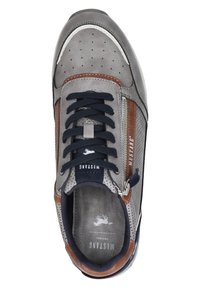 Baskets en cuir gris avec un design perforé, accents marron, lacets navy et zip sur le côté. Présente un logo sur la languette et une semelle intérieure rembourrée.