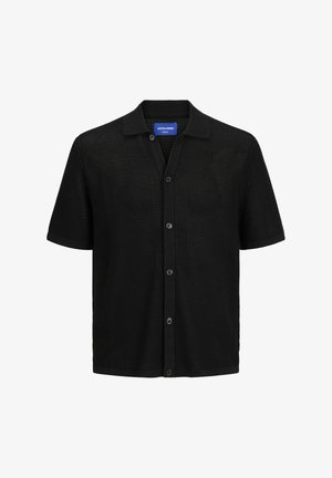 Maglietta nera a maniche corte realizzata in tessuto testurizzato, con colletto a risvolto, chiusura frontale con bottoni e due tasche sul petto.