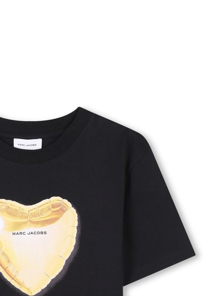 Zwarte katoenen t-shirt met een grote gouden hartafbeelding met de tekst "MARC JACOBS" in het midden. Korte mouwen en een ronde halslijn.