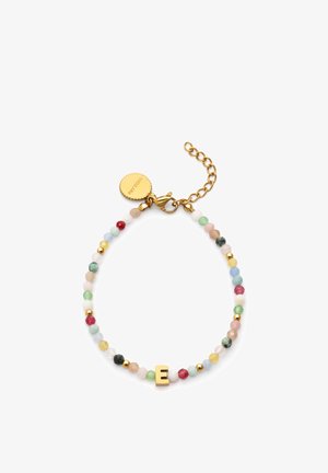 Perlearmbånd med forskellige pastel-farvede sten og guldfarvede detaljer, med et fremtrædende guldbogstav "E" fastgjort.