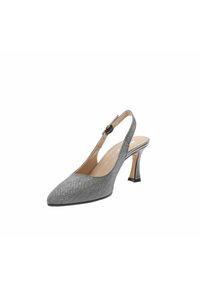 Zapato de tacón alto tipo slingback en tejido metálico gris, con puntera afilada, una delicada correa en el tobillo y un esbelto tacón de aguja. Forro interior suave.