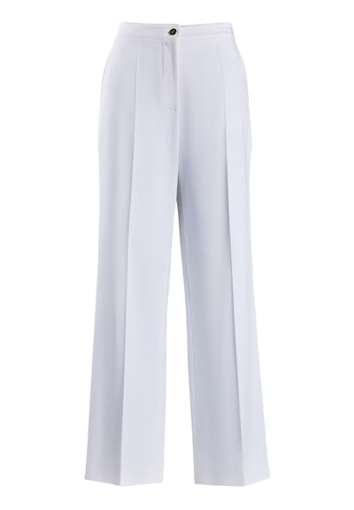 Witte wijde broek gemaakt van een soepel stof, met een sluiting met knoop aan de voorkant, twee plooien en een getailleerd silhouet.