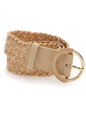 Ceinture tissée beige avec une boucle ronde dorée enveloppée du même matériau, comprenant un détail couture en cuir près de la boucle.