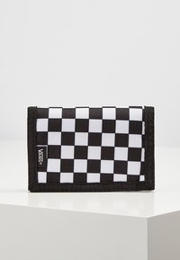 Portafoglio a scacchi bianco e nero realizzato in tessuto resistente, con design a pieghe e un piccolo etichetta del marchio sul lato.