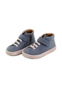 Zapatos de tela gris de caña alta con un collar acolchado, cremallera frontal, correa de gancho y bucle, y suela de goma. Acabados con forro y cordones en tono marrón.