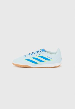 Svijetloplaca Adidas Predator obuća za indoor nogomet s plavim i neonskožutim prugama te gumeno smeđim potplatom, prikazana sa strane.