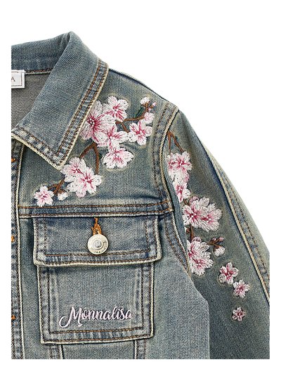 Giacca di denim con ricami floreali in rosa e bianco, con colletto, taschino sul petto e dettagli con marchio. Colore azzurro chiaro e vestibilità classica.