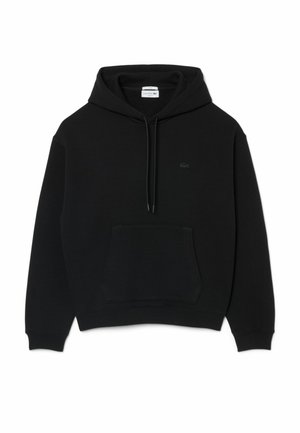Zwarte hoodie met voorzak, trekkoord in de capuchon en subtiel geborduurd logo op de borst.