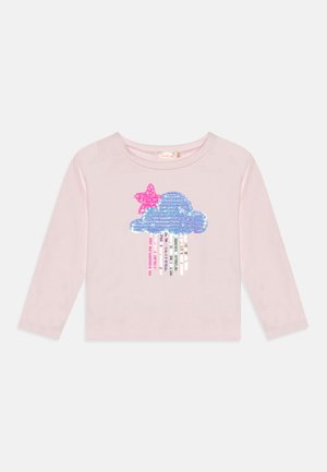Chemise à manches longues rose clair avec un nuage en sequins bleus et roses, accompagné d'une étoile et de gouttes de pluie multicolores, texture lisse, design décontracté.