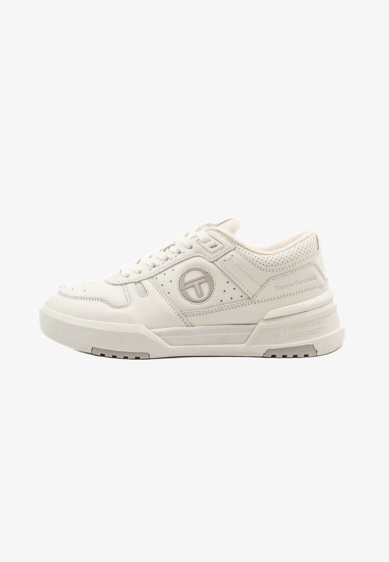 Bílé kožené tenisky s šněrovacím designem, perforovanými detaily, logem na boční straně a texturovanou gumovou podrážkou.