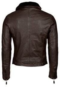 Ruskea nahkatakki mustalla turkiskauluksella, istuva malli, vetoketjulliset hihansuut ja pystysuuntaiset saumat takana. Kestävä pinta ja minimalistiset yksityiskohdat.