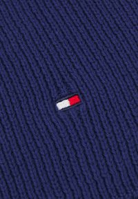 Tommy Hilfiger SMALL FLAG SCARF UNISEX - Sjal / Tørklæder - blue ink