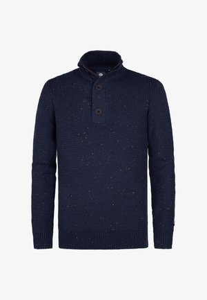 Marineblå strikket pullover med ribbet tekstur, der har høj krave, to knapper ved halsen og et spraglet mønster over det hele.