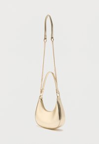Χρυσή μεταλλική τσάντα ώμου με ημικυκλικό σχήμα, με λεία υφή και διπλή σχεδίαση λουριών. Διακοσμημένη με αλυσίδα.