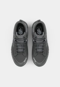 Grå høye sneakers med teksturert materiale, runde snørebånd og GORE-TEX merke. Designet har en polstret krage og gummisåle.