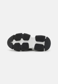 Steve Madden JPROTÉGÉ - Matalavartiset tennarit - black