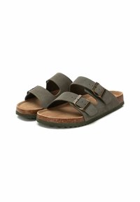 Sandali in suede grigio scuro con due fasce, fibbie in metallo regolabili, soletta in sughero e suola in gomma testurizzata per una buona aderenza e comfort.