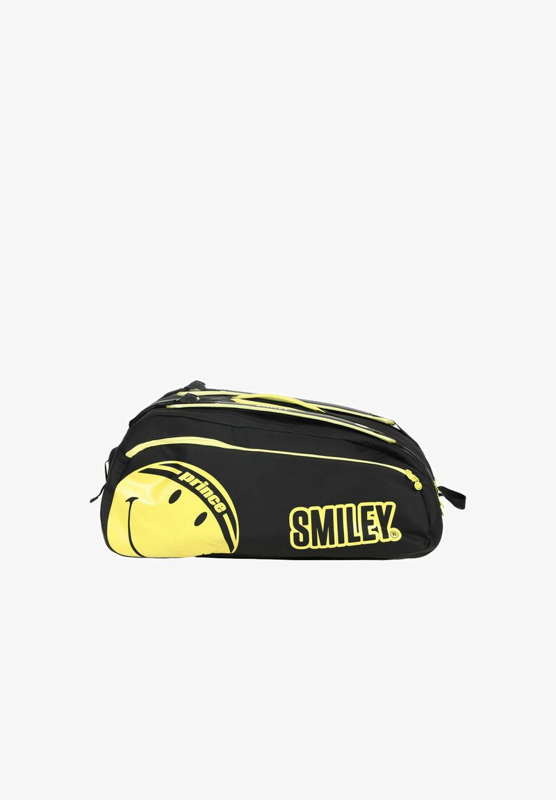 Schwarz-gelbe Sporttasche mit doppeltem Reißverschluss, versehen mit einem großen gelben Smiley-Gesicht und den Worten "prince" und "SMILEY" an der Seite.