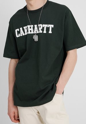 Zielona bawełniana koszulka z okrągłym dekoltem i krótkimi rękawami, z napisem "CARHARTT" dużymi białymi literami na przedzie.