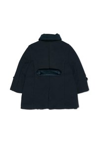 Manteau bleu marine foncé avec un design structuré, col large et manches trois-quarts. Présente un accent en velours à l'arrière avec des détails de boutons.