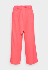 Culottes de linho rosa com um design de perna larga, apresentando uma cintura alta e um cinto amarrado. Textura suave com costura limpa e sem padrões visíveis.
