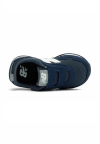 Sneaker per bambini blu navy con tomaia in rete e materiale sintetico, fascia a strappo, logo bianco e suola in gomma nera.